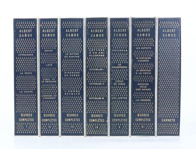 un lot de cinq livres posés sur une surface blanche, sur fond blanc