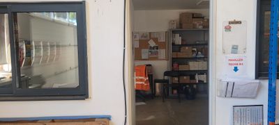 vue d'une pièce avec un miroir et une table