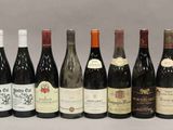 plusieurs bouteilles de vin sont alignées sur une table