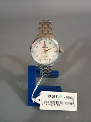 une montre posée sur un présentoir, avec une étiquette de prix accrochée dessus