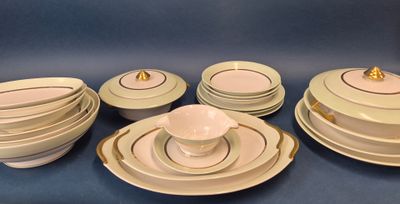 beaucoup d'assiettes et de bols sur une table
