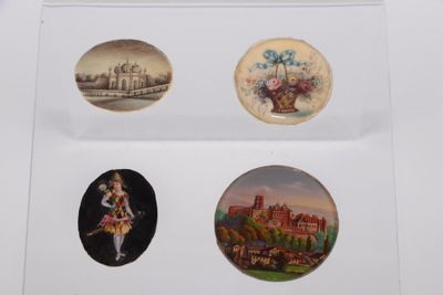 trois petites assiettes ornées de motifs différents, posées sur une surface blanche
