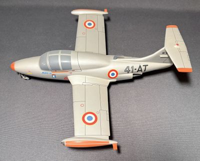 un avion jouet posé sur une table