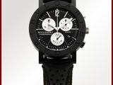 La montre est noire et possède un cadran blanc.