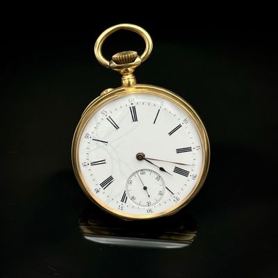 une montre de poche en or avec des chiffres romains sur le cadran