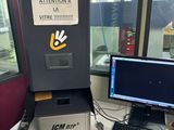 un ordinateur et un écran posés sur un bureau dans un bureau