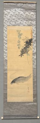 une peinture représentant un poisson sur une tenture accrochée au mur