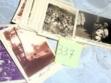 de nombreuses photos anciennes de personnes assises sur un lit