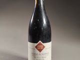 une bouteille de vin posée sur une table