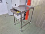 une petite table avec un tiroir dans une pièce
