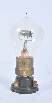 une ampoule posée sur une table