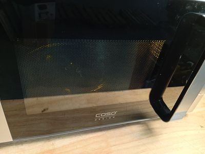 un gros plan d'un micro-ondes posé sur une table en bois