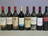 plusieurs bouteilles de vin sont alignées sur une table