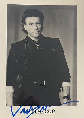 une vieille photo d'un homme en costume-cravate posant pour un cliché