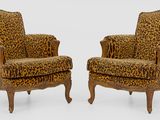 paire de fauteuils à motif léopard avec pieds tournés