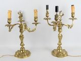 paire de bougeoirs anciens en laiton ornés d'anges et de fleurs
