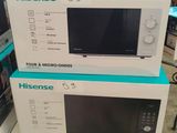 deux fours à micro-ondes empilés l'un sur l'autre sur une table