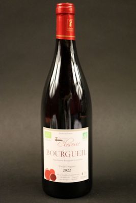 une bouteille de vin rouge posée sur une table