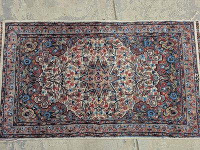un tapis oriental posé au sol