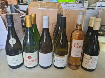 plusieurs bouteilles de vin sont alignées sur un comptoir