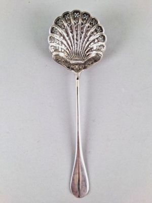 une cuillère en argent surmontée d'une coquille en argent
