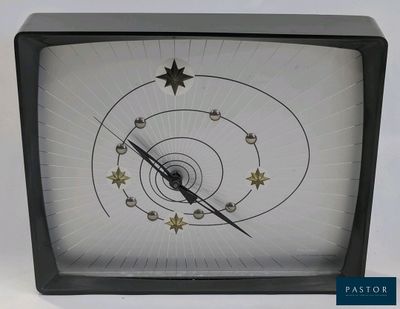 une horloge en noir et blanc ornée d'un motif en forme d'étoile