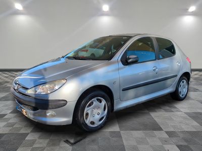 la photo d'une voiture argentée garée dans un garage