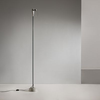 Le lampadaire est posé sur une surface blanche dans une pièce