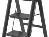 un gros plan d'un tabouret noir sur fond blanc