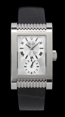 gros plan d'une montre sur fond noir