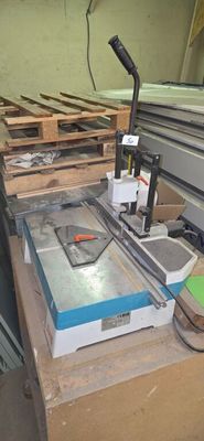 une machine posée sur une table dans une pièce