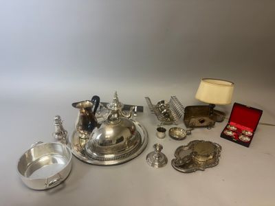 un assortiment d'objets en argent, comprenant notamment une théière, une bouilloire et d'autres objets