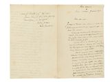 un livre ouvert sur lequel est posée une lettre manuscrite