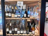 de nombreuses bouteilles de vin exposées dans une vitrine