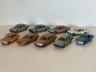 un grand nombre de petites voitures posées sur une table