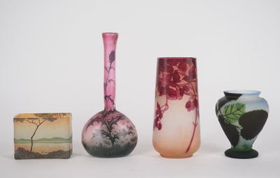trois vases posés l'un à côté de l'autre sur une surface blanche