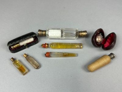 Réunion de HUIT FLACONS à sels en verre taillé, certains ave… - Photo 1