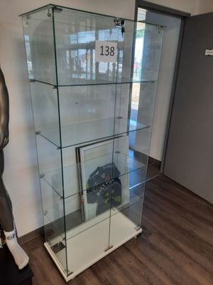un mannequin dans une vitrine, dans une pièce