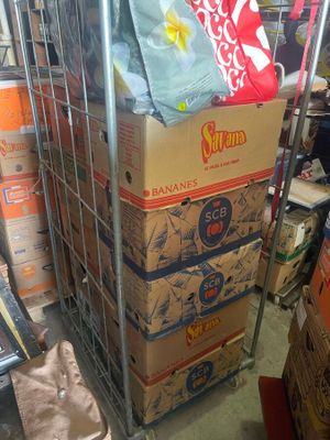 de nombreux cartons empilés dans un magasin