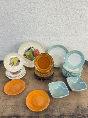 beaucoup d'assiettes et de bols sur la table