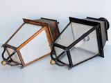 deux types différents de lanternes en verre posées sur la table