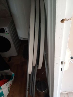 une machine à laver blanche et un sèche-linge dans une petite pièce