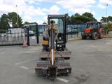 une photo d'un chariot élévateur garé sur un parking