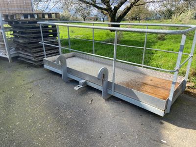 une rampe métallique qui a été installée sur le bord de la route