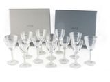 beaucoup de verres à vin et une boîte sur la table