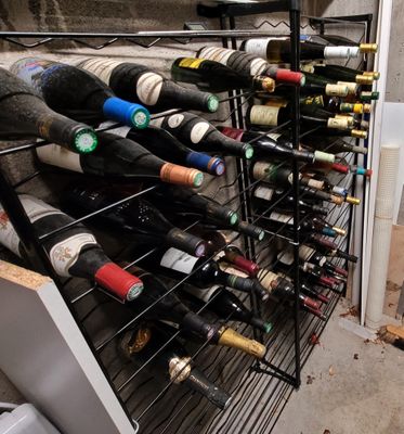 Dans la cave : Lot de vins divers, deux grills dont un Tefal… - Photo 1