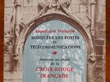 brochure de la Croix-Rouge française posée sur une table en bois devant un bâtiment