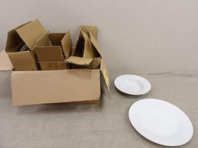 une boîte d'assiettes vides et une boîte d'assiettes vides posées par terre