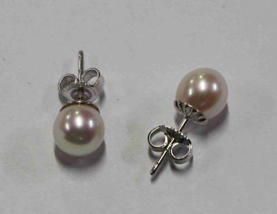 deux paires de boucles d'oreilles en perles posées sur un fond blanc