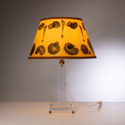 une lampe posée sur une table et munie d'un abat-jour